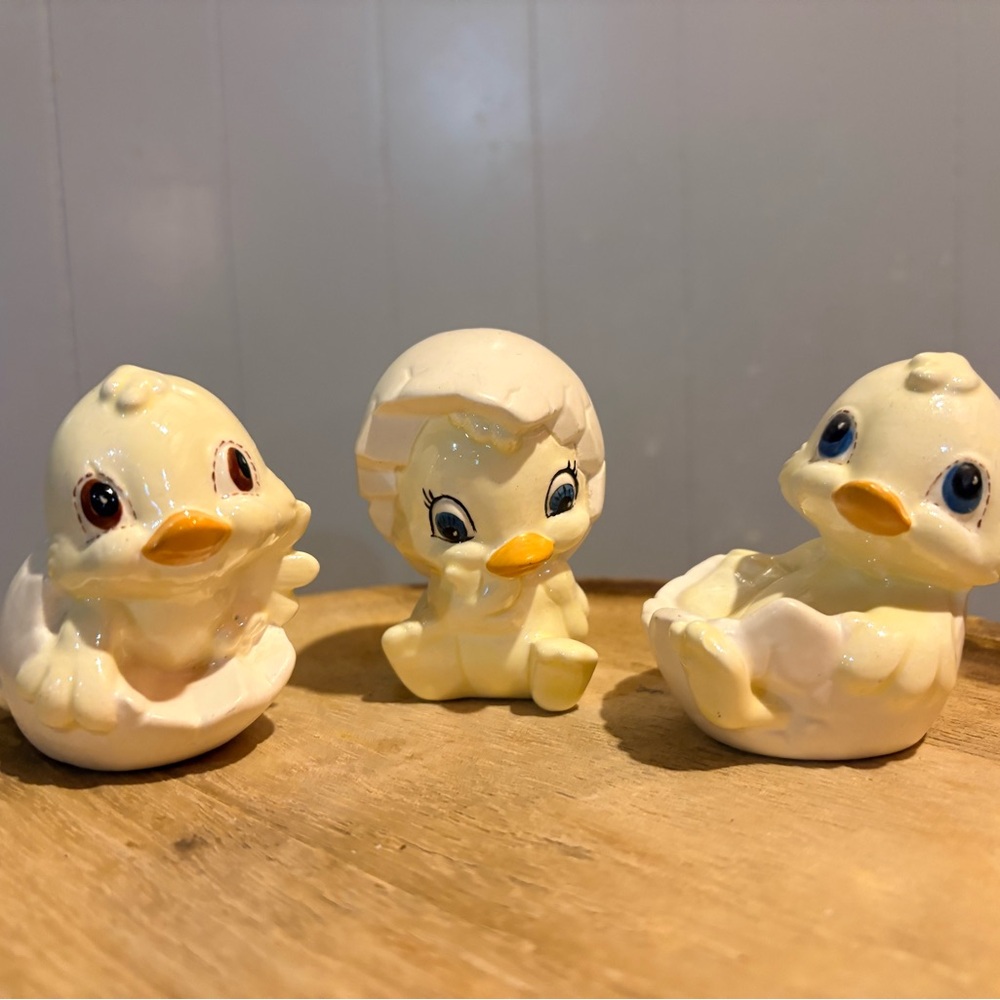 Vintage Hand painted Ceramic Set of 3 Ducklings in Eggs, Easter